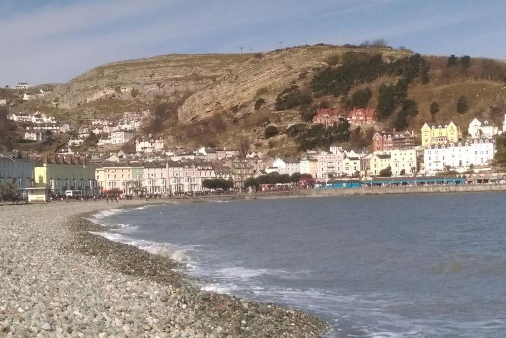 Spacious Cosy Apartment Llandudno Luaran gambar
